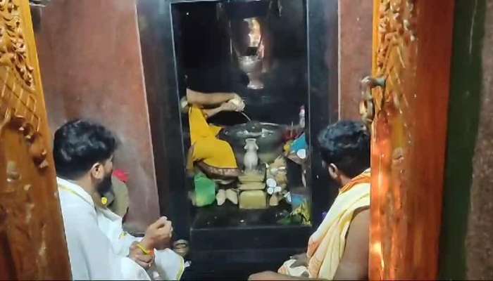 Vasamsetti Subhash Offers Pooja In Sampara Muktheshwara Temple Rv