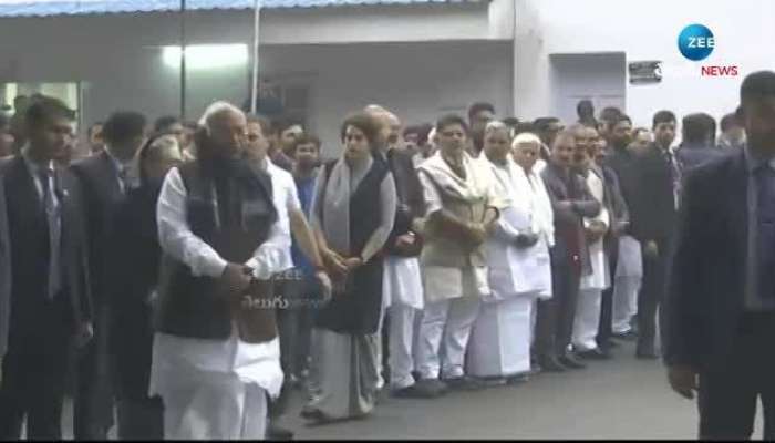  Sonia Gandhi, Rahul & Priyanka Pay Last Respects To Dr Singh