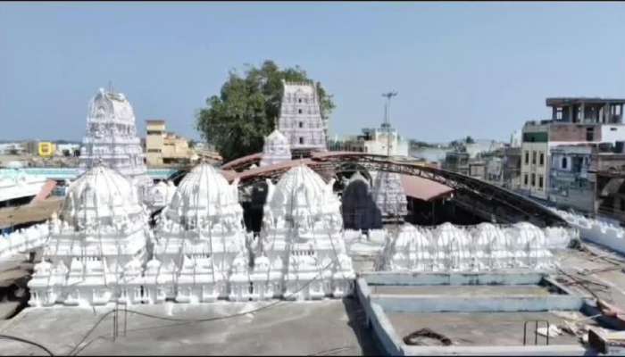 Vemulawada Temple Staff Cashing Service Of Kode Mukku From Devotees Rv