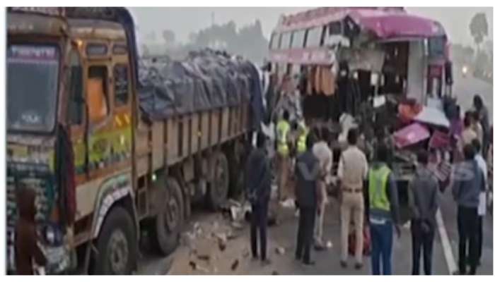 Bus Accident: హైదరాబాద్‌ వస్తుండగా ఘోర ప్రమాదం.. ఆగి ఉన్న లారీని ఢీకొన్ని బస్సు, నలుగురు మృతి..