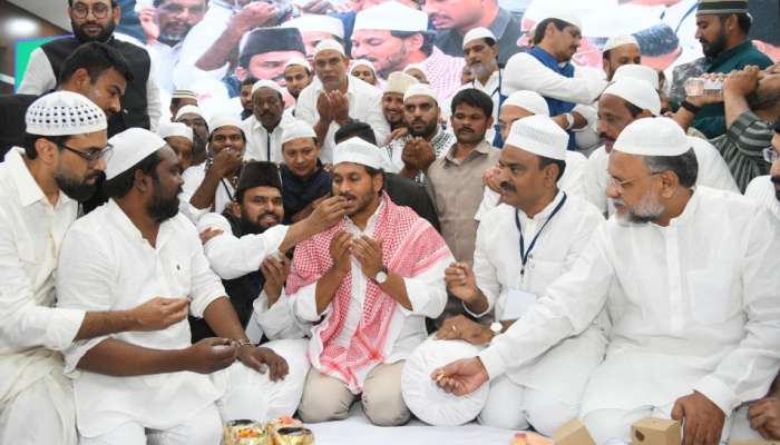 YS Jagan In Iftar: అల్లా‌ చల్లని ఆశీస్సులు అందరికీ ఉండాలి.. ఇఫ్తార్‌ విందులో వైఎస్‌ జగన్‌
