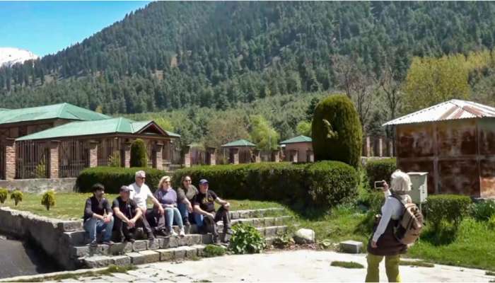Pahalgam Tourists:  ఉగ్రదాడి ఘటన తర్వాత కూడా పహల్గామ్ కు పోటెత్తుతున్న యాత్రికులు.. మోదీ మీదున్న నమ్మకమేనా?