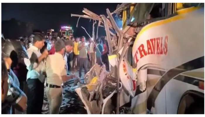 Vikarabad: ఘోర రోడ్డు ప్రమాదం.. ఆగి ఉన్న లారీని ఢీకొట్టిన పెళ్లిబస్సు, నలుగురు స్పాట్‌ డెడ్‌..