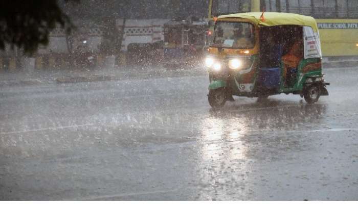 Heavy Rains: ఉపరితల ఆవర్తనం ఎఫెక్ట్, ఏపీ తెలంగాణలో భారీ వర్షాలు