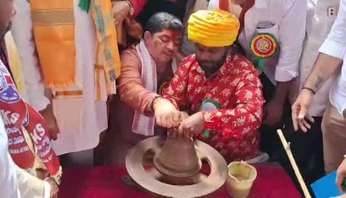 Ponnam Prabhakar Made Clay Pot In Bonalu Festival At Tankbund