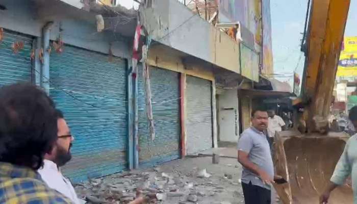 Local People Protests Against Buildings Demolish At Vemulawada