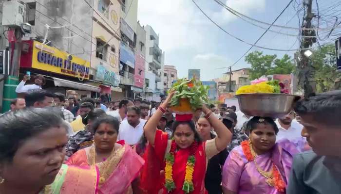 MLC K Kavitha Special Attraction In Hyderabad Bonalu