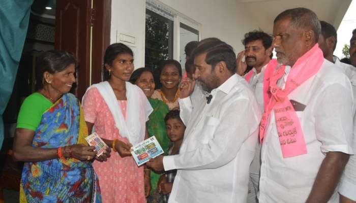 Congress Due Cards: బీఆర్‌ఎస్‌ పార్టీ దూకుడు.. ప్రజల్లోకి కాంగ్రెస్‌ బాకీ కార్డులు