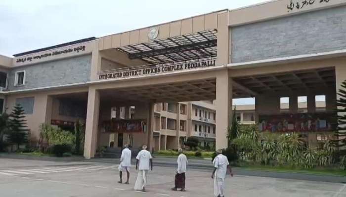 Retired Employees Protest At Peddapalli Collectorate For Retirement Benefits
