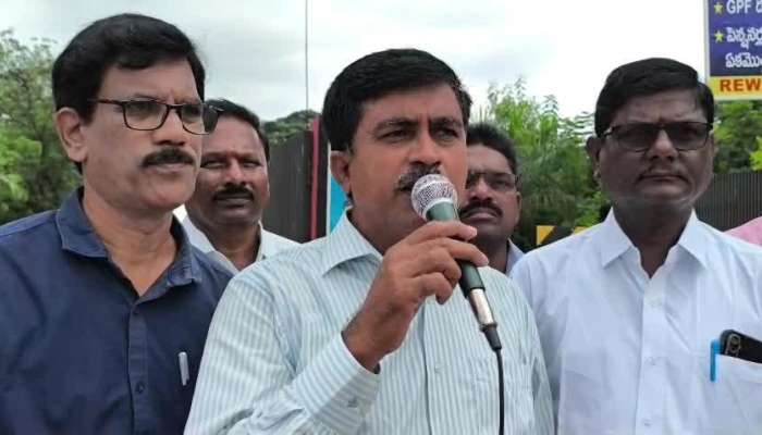 Retired Employees Protest For Retirement Benefits At Peddapalli Collectorate