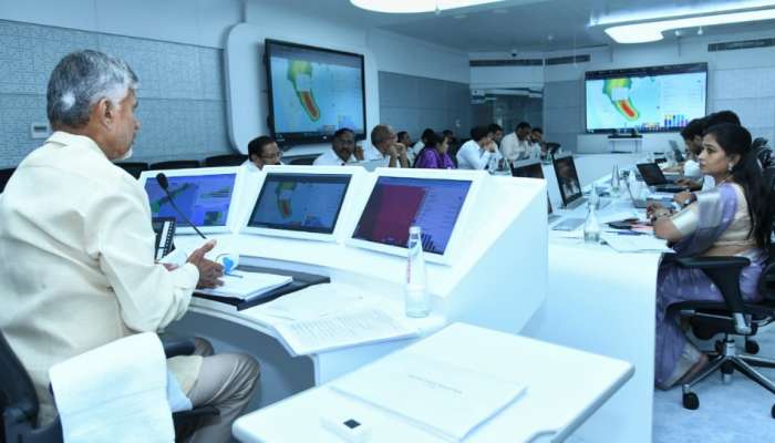 Heavy Rains: మొంథా తుఫానుపై చంద్రబాబు కీలక ఆదేశాలు.. అర్థరాత్రి వరకు సమీక్ష