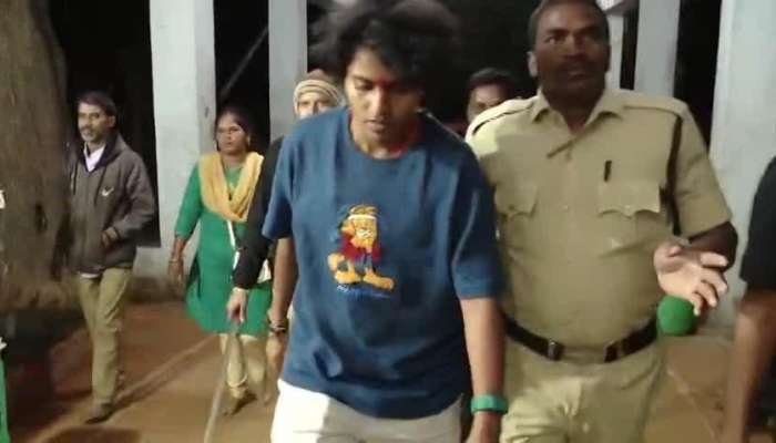 Women World Cup Winner Sri Charani Tirumala Foot Step For Lord Venkateshwara Swamy