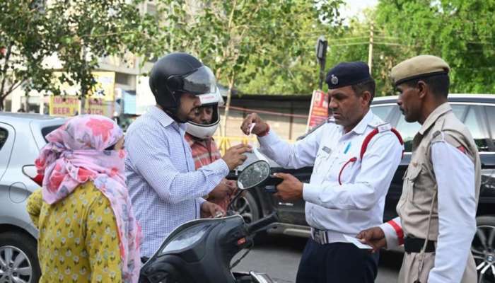 Traffic Challan:  వాహనదారులకు  గుడ్ న్యూస్.. ట్రాఫిక్ చలాన్స్ పెండింగ్ లో ఉన్నాయా? లోక్ అదాలత్‎లో ఇలా క్లియర్ చేసుకోండి..!!