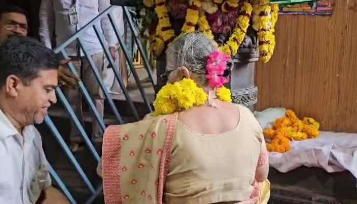 Lionel Messi Fans Throwns Water Bottle And T Shirts In Kolkata Stadium