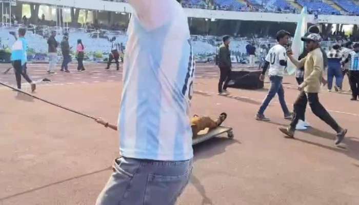 Lionel Messi Fans Throwns Water Bottle And T Shirts In Kolkata Stadium