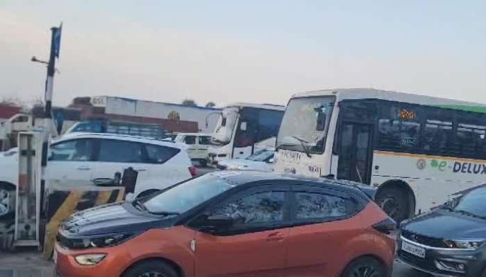 Five Days 7 Lakhs Vehicles Rush On Vijayawada Highway Panthangi Toll Plaza Busy