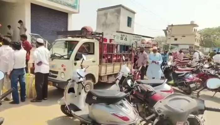 Gas Consumers Heavy Rush To Gas Agency In Banswada A Head LPG Gas Cylinder Shortage