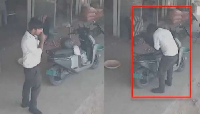 Video Viral: పట్టపగలు ఘోరం.. రైతన్న స్కూటీ నుంచి  డబ్బులు చోరీ చేస్తున్న కేటుగాడు.. వీడియో వైరల్..