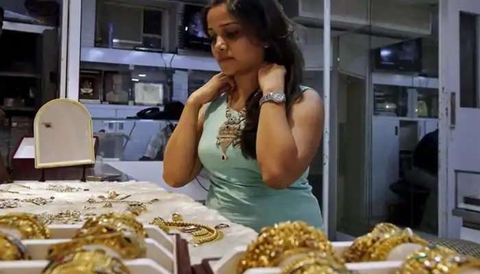 Gold Price Today In Hyderabad: బులియన్ మార్కెట్‌లో నేటి బంగారం ధరలు, పసిడికి భిన్నంగా Silver Price