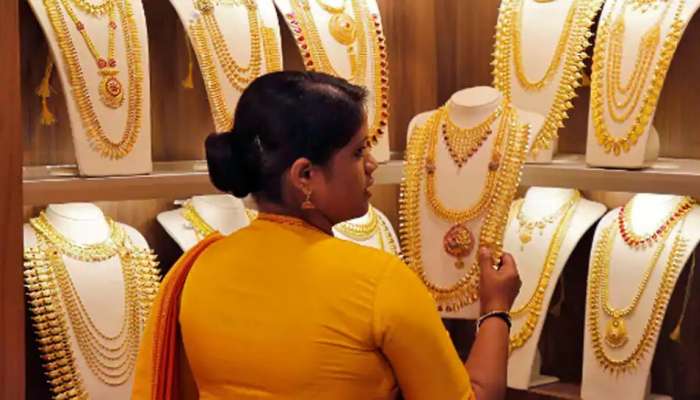 Gold Price Today In Hyderabad: బులియన్ మార్కెట్‌లో స్వల్పంగా పెరిగిన బంగారం ధర, Silver Price