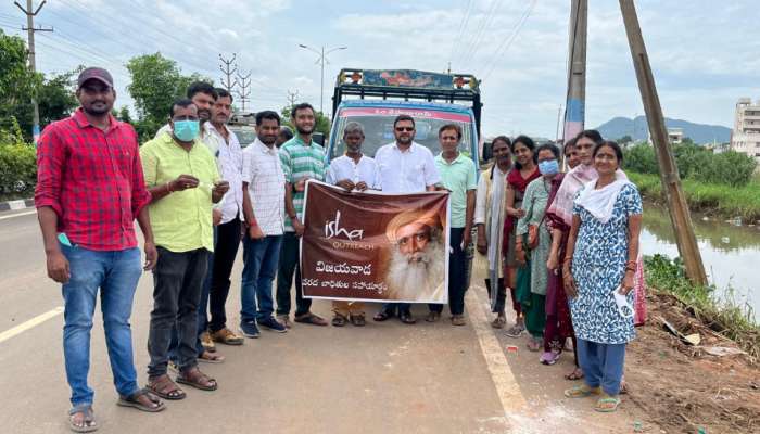 Isha Foundation: ఈశా ఫౌండేషన్ పెద్ద మనసు.. విజయవాడ వరద బాధితుల కోసం రంగంలోకి దిగిన ఈశా వాలంటీర్లు.. 