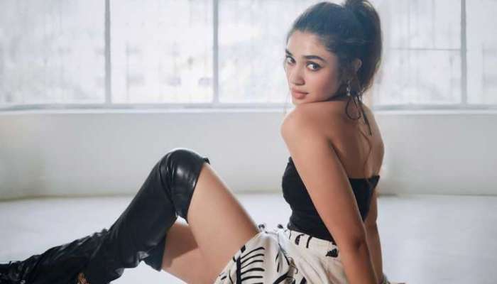 Krithi Shetty: అవకాశాలు లేక గ్లామర్ షోను నమ్ముకున్న బేబమ్మ.. ఒక్క ఛాన్స్ అంటున్న కృతి శెట్టి..