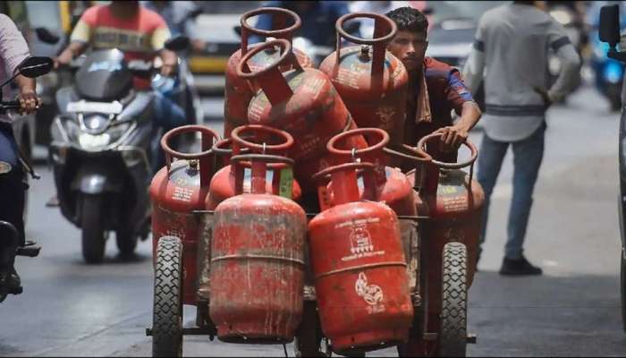 LPG Price Cut: కేంద్రం న్యూ ఇయర్‌ గిఫ్ట్‌.. భారీగా తగ్గిన ఎల్పీజీ సిలిండర్‌  ధర..