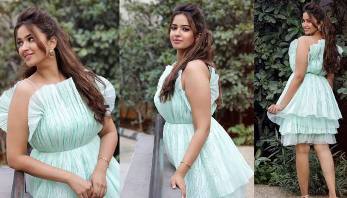 Pujita Ponnada Pics: చిరునవ్వుతో చంపేస్తున్న పూజిత పొన్నాడ.. తెలుగమ్మాయి సొగసైన అందాలు చూడతరమా!