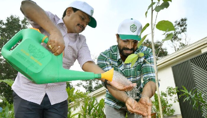 ప్రభాస్ విసిరిన గ్రీన్ ఇండియా ఛాలెంజ్ పూర్తి చేసిన రామ్ చరణ్ ప్రభాస్ విసిరిన గ్రీన్ ఇండియా ఛాలెంజ్ పూర్తి చేసిన రామ్ చరణ్