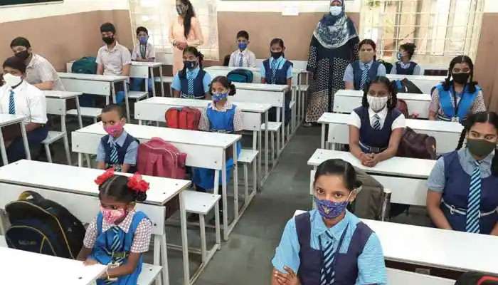 Telangana Schools Reopen: కరోనా ఆంక్షల మధ్య తెలంగాణలో మోగిన బడి గంటలు... ఫోటోస్