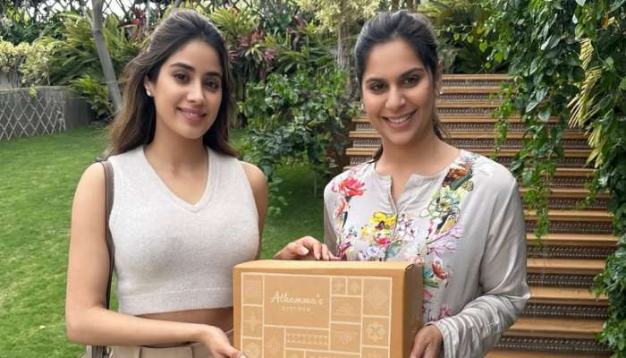 Janhvi Kapoor: జాన్వీ కపూర్ కు అదిరిపోయే గిఫ్ట్ ఇచ్చిన  ఉపాసన కొణిదెల..   