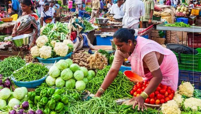  Vegetable Prices Today(November 18): కొండెక్కిన కూరగాయ ధరలు.. కొనేదెలా..తినేదెలా.. గుడ్డు ధరతో గుడ్లు తేలేస్తున్నారు..!!