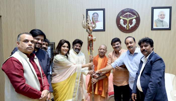 Akhanda 2 Thandavam: యోగిని కలిసిన  అఖండ 2 తాండవం టీమ్.. యూపీ సీఎంకు త్రిశూలం బహూకరించిన బాలయ్య.. 