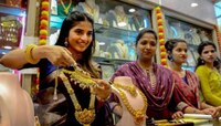 మీ భార్య షాపింగ్‌ చేస్తానంటే అడ్డు చెప్పవద్దు.. ఈ లెక్కలు  చూస్తే మీ బెటర్‌ హాఫ్‌ను 