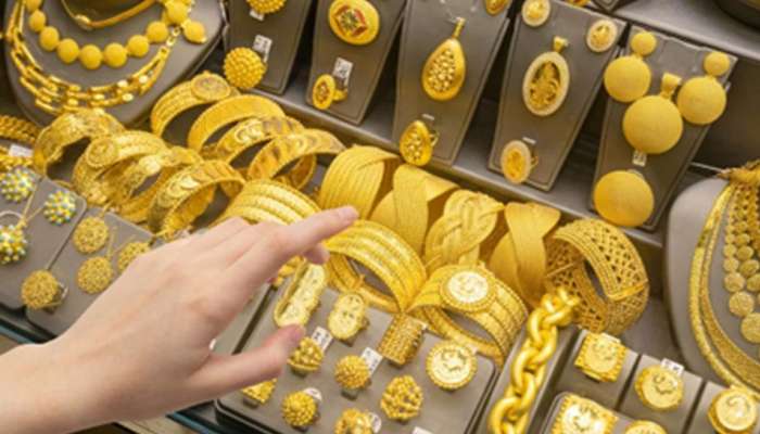 Gold Rate: బంగారం కొనేవారికి బ్యాంకింగ్ నిపుణుల భారీ హెచ్చరిక.. ధర తగ్గిందని.. డబ్బంతా ధార పోసి కొంటే అసలుకే ఎసరు..!! 