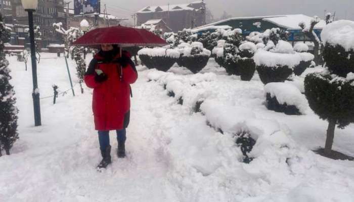 Heavy Snowfall:  మంచు దుప్పటి కప్పుకున్న కాశ్మీరం..ప్రకృతి అందాలను ఎంజాయ్ చేస్తోన్న పర్యాటకులు