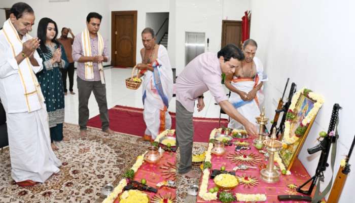 Dussehra 2025: మాజీ సీఎం కేసీఆర్ ఇంట్లో ఘనంగా దసరా సంబరాలు..  ఆయుధ పూజలో పాల్గొన్న కేటీఆర్.. పిక్స్.. 