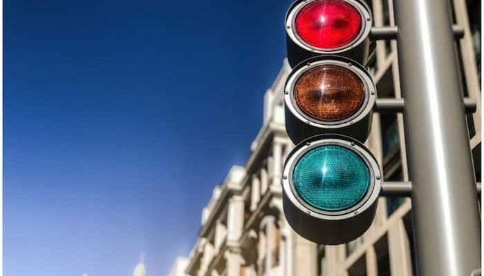 Traffic Light History: ట్రాఫిక్ సిగ్నల్ తొలిసారి ఎప్పుడు ఎక్కడ మొదలైంది, ఎవరు కనుగొన్నారు