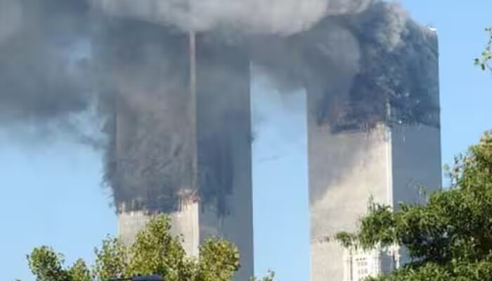 Twin Towers Attack: 9/11 ఘటనకు 22 ఏళ్లు..వెనుక టవర్స్ తగలబడుతున్నా ఎవరి పనుల్లో వారే