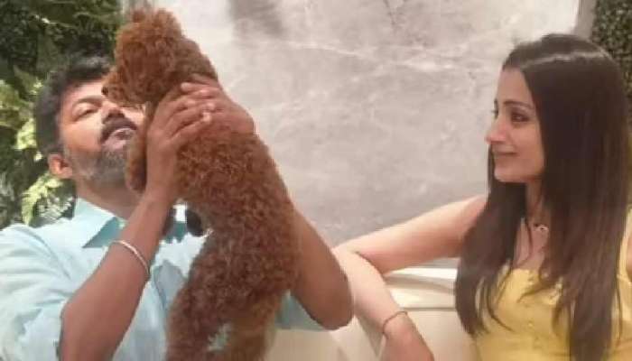 Vijay Spotted at Trisha House Viral Photo Fuels Dating Rumours Again vn | Trisha: ఏకంగా త్రిష ఇంట్లోనే విజయ్…పక్కనే కూర్చుని ఆడుకుంటూ మరి..! News in  Telugu