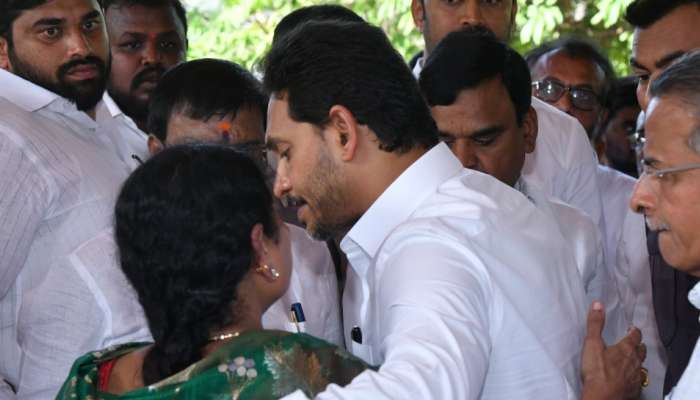 YSR Family: కొడుకు జగన్‌, కోడలు భారతికి ముద్దు ఇచ్చిన వైఎస్ విజయమ్మ