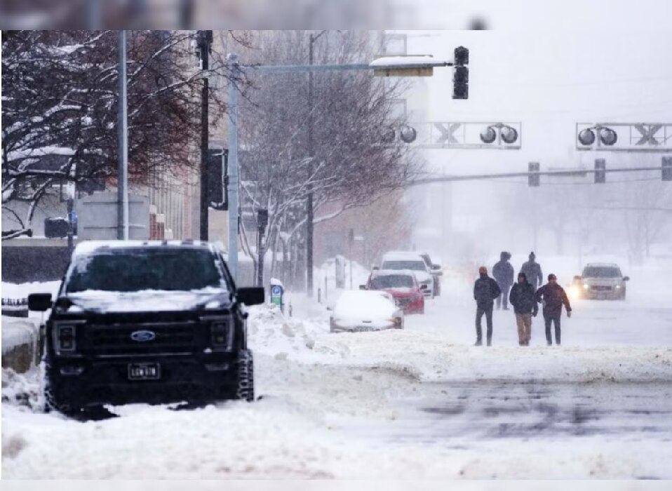 US Winter Storm: అమెరికా భారీ మంచు తుపాను, మంచుతో కప్పుకుపోయిన రోడ్లు, ఇళ్లు, వాహనాలు