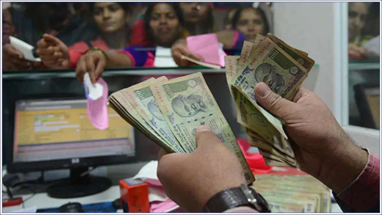 బ్యాంక్ ఖాతాదారులకు కొత్త టెన్షన్.. అకౌంట్ లో డబ్బు విత్డ్రా చేయలేక ఇబ్బందులు