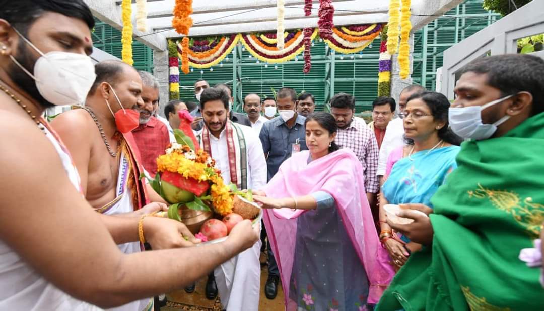 Ys jagan Sankranthi Celebrations: అచ్చ తెలుగు పంచెకట్టుతో ముఖ్యమంత్రి వైఎస్ జగన్ సంక్రాంతి సంబరాలు